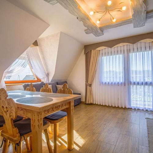 Apartament 8-osobowy z balkonem z widokiem na góry z 2 pomieszczeniami sypialnianymi