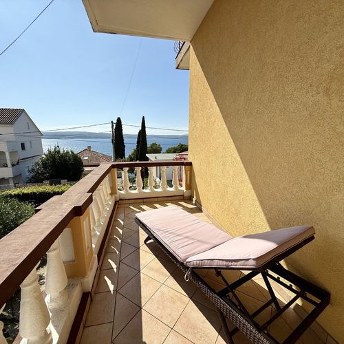Apartament la etaj cu vedere spre mare cu 2 camere pentru 5 pers.