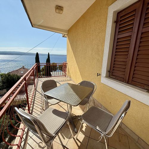 Apartament la etaj cu vedere spre mare cu 2 camere pentru 4 pers.