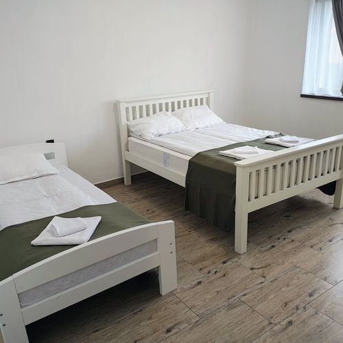 Întreaga unitate întreaga unitate accesibil(ă) persoanelor cu dizabilități pentru 9 pers. (se inchirieaza doar integral) (se poate solicita pat suplimentar)