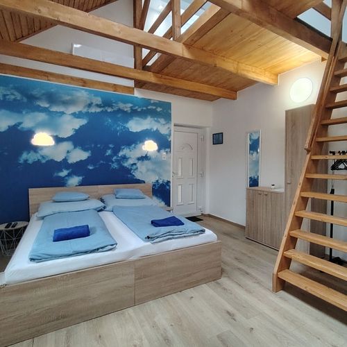 Apartament 4-osobowy Przyjazny podróżom rodzinnym z antresolą z 1 pomieszczeniem sypialnianym