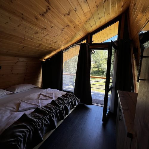 Bungalow romantică cu panoramă pentru 2 pers. (se inchirieaza doar integral)