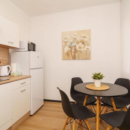 Apartament cu balcon cu vedere spre mare cu 1 camera pentru 2 pers.