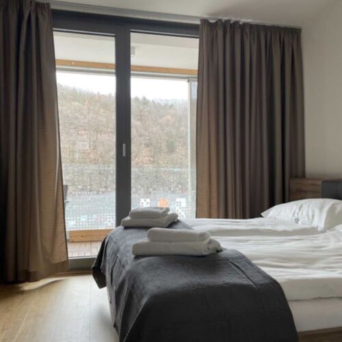 Apartament 4-osobowy z balkonem z aneksem kuchennym z 2 pomieszczeniami sypialnianymi (możliwa dostawka)