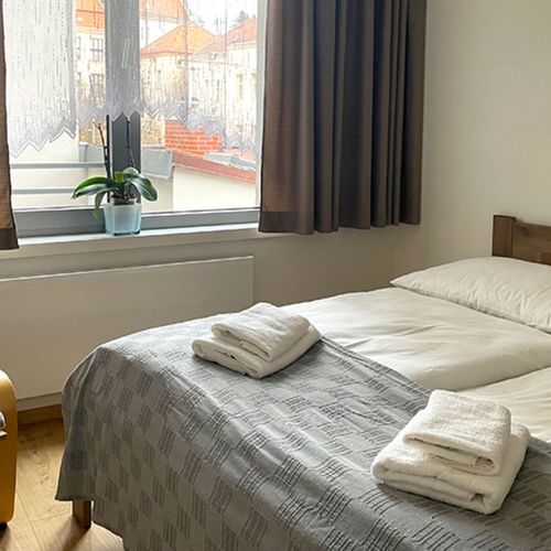 Apartament cu balcon cu chicinetă proprie cu 2 camere pentru 4 pers. (se poate solicita pat suplimentar)
