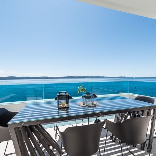 Apartament la etaj cu vedere spre mare cu 3 camere pentru 6 pers.