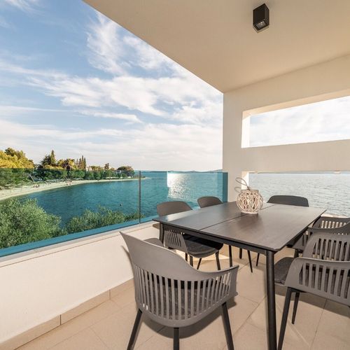 Apartament la etaj cu vedere spre mare cu 2 camere pentru 4 pers.
