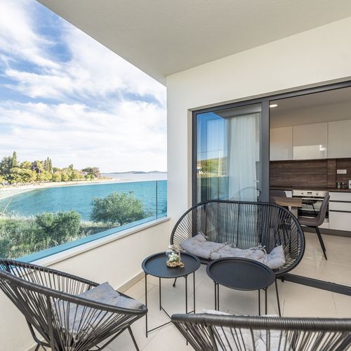 Apartament la etaj cu vedere spre mare cu 2 camere pentru 3 pers. (se poate solicita pat suplimentar)