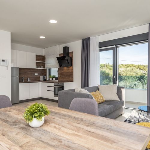 Apartament la parter cu vedere spre mare cu 1 camera pentru 2 pers.