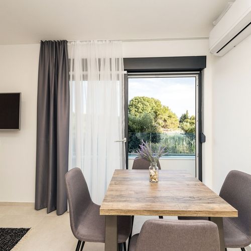 Apartament la parter cu vedere spre grădină cu 1 camera pentru 2 pers.