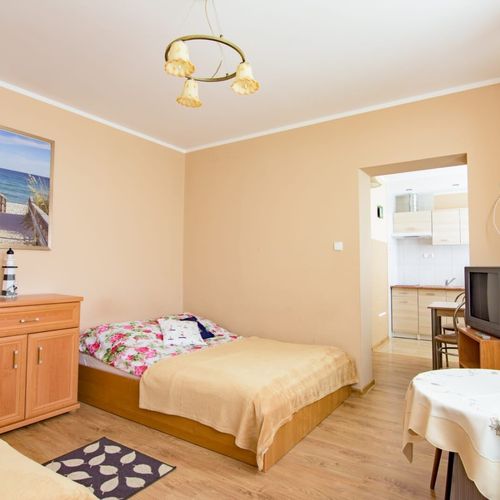 Apartament 4-osobowy z balkonem z aneksem kuchennym z 1 pomieszczeniem sypialnianym