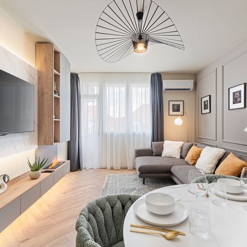 Apartament deluxe la etaj pentru 4 pers. (se inchirieaza doar integral)