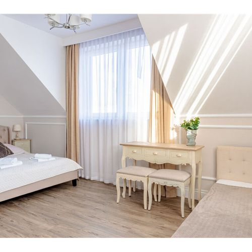 Camera tripla cu baie cu chicinetă comună