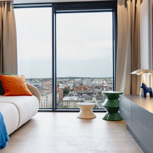 Apartman pro 4 os. se 2 ložnicemi s výhledem na město na poschodí