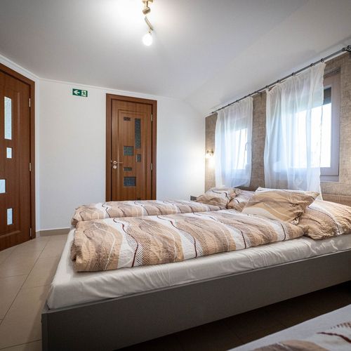 Casă de vară întreaga unitate cu vedere spre râu pentru 11 pers. (se inchirieaza doar integral)