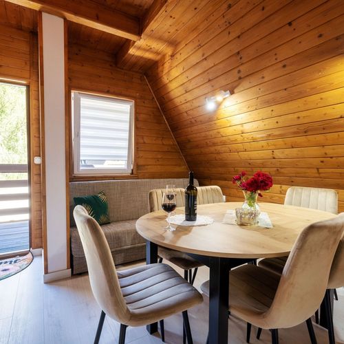 Cabană familial(ă) cu vedere spre munte pentru 6 pers. (se inchirieaza doar integral)