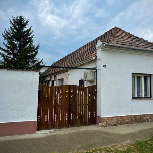 Întreaga unitate la parter cu vedere spre grădină pentru 6 pers. (se inchirieaza doar integral)