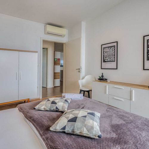 Apartman s balkónem pro 6 os. se 3 ložnicemi s výhledem na moře