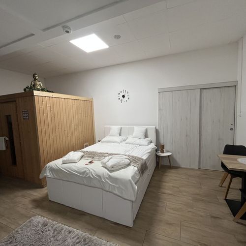 Apartament la parter cu vedere spre curte cu 1 camera pentru 2 pers. (se poate solicita pat suplimentar)