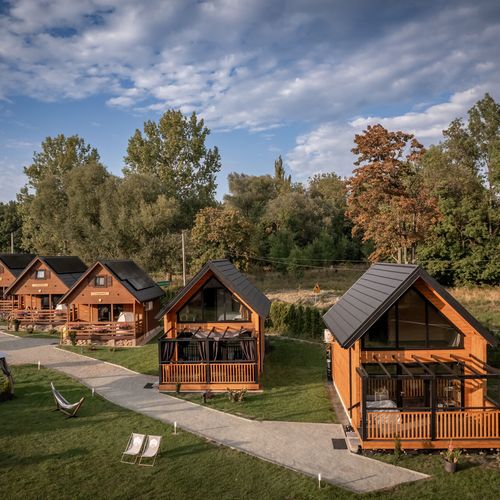 Domek drewniany 8-osobowy na piętrze z widokiem na góry
