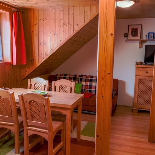 Apartament la mansardă cu chicinetă proprie cu 2 camere pentru 4 pers. (se poate solicita pat suplimentar)
