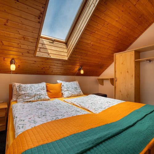 Apartament 4-osobowy na poddaszu z 2 pomieszczeniami sypialnianymi
