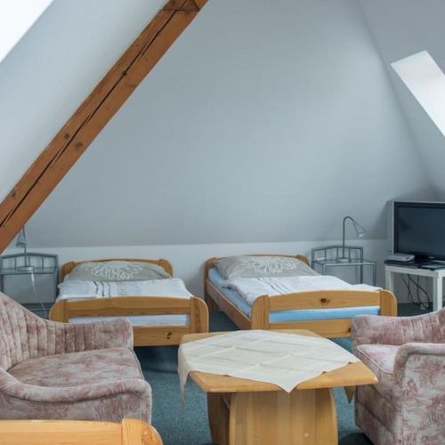 Apartament la etaj cu chicinetă proprie cu 3 camere pentru 6 pers.