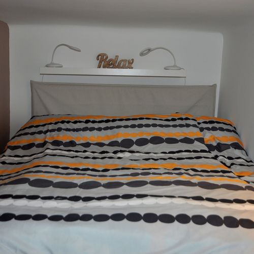 Apartament la etaj cu vedere spre curte cu 1 camera pentru 2 pers. (se poate solicita pat suplimentar)