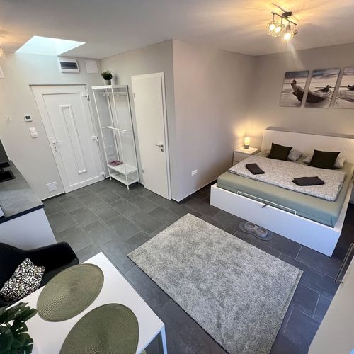 Apartament lux la parter cu 1 camera pentru 2 pers.