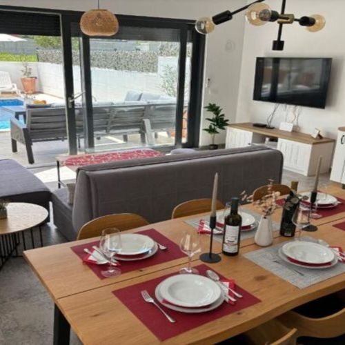 Casă de vacanță întreaga unitate lângă piscină pentru 6 pers. (se inchirieaza doar integral)