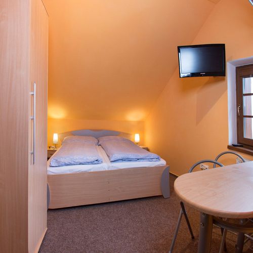 Apartman se sprchou s vlastní kuchyňkou s manželskou postelí s 1 ložnicí