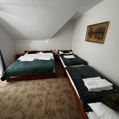 Camera cvadrupla grand la etaj