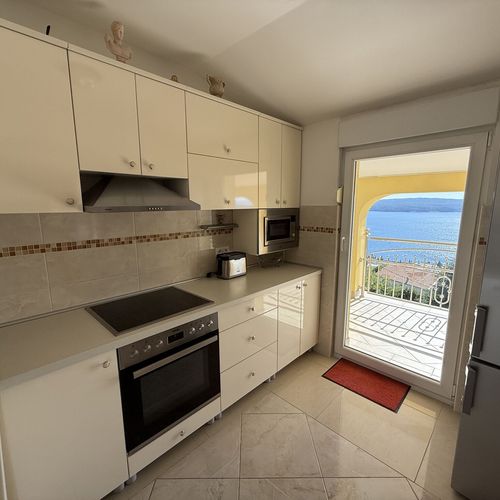 Apartament la etaj cu vedere spre mare cu 2 camere pentru 4 pers.