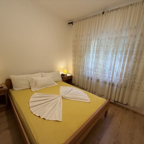 Apartament la etaj cu vedere spre mare cu 3 camere pentru 6 pers.
