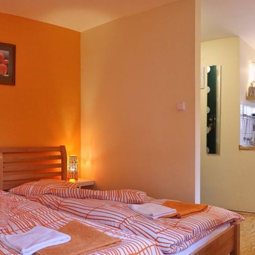 Apartman se sprchou s vlastní kuchyňkou s manželskou postelí s 1 ložnicí