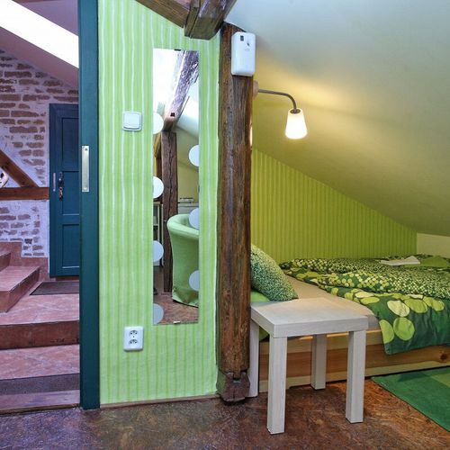 Apartman s privátní koupelnou mimo apartmán s vlastní kuchyňkou s manželskou postelí s 1 ložnicí