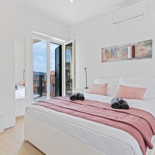 Apartament confort cu vedere spre mare cu 2 camere pentru 4 pers. (se poate solicita pat suplimentar)
