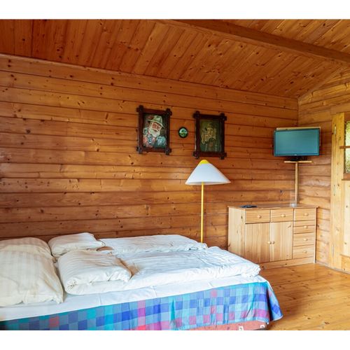 Cabană cu terasă cu chicinetă proprie pentru 4 pers. (se inchirieaza doar integral)