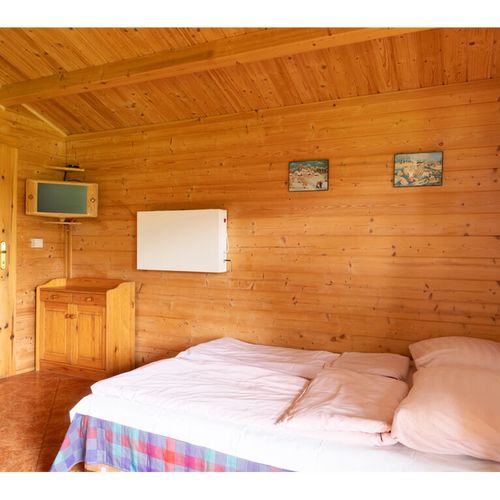 Cabană cu baie cu chicinetă proprie pentru 4 pers. (se inchirieaza doar integral)