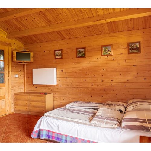 Cabană cu baie cu chicinetă proprie pentru 4 pers. (se inchirieaza doar integral)
