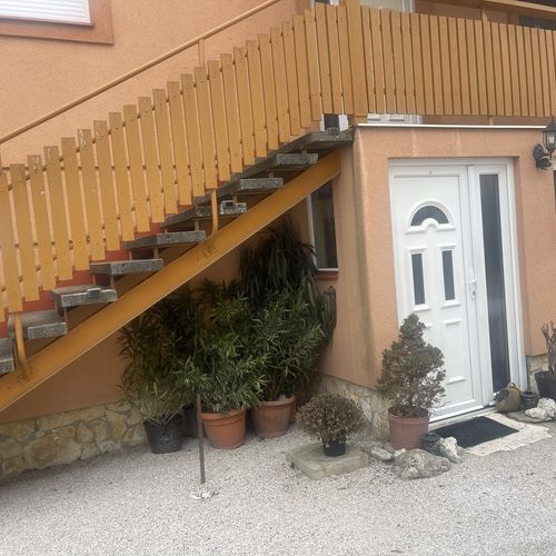 Apartament la parter cu 2 camere pentru 3 pers. (se poate solicita pat suplimentar)