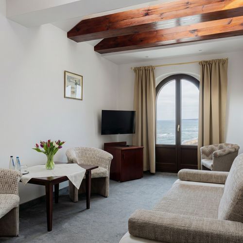 Apartament 4-osobowy z tarasem z widokiem na morze z 2 pomieszczeniami sypialnianymi