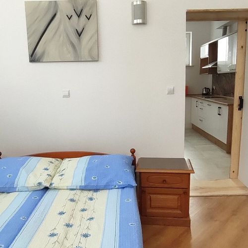 Apartament la demisol b cu 1 camera pentru 2 pers.