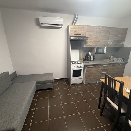 Apartament întreaga unitate la parter cu 2 camere pentru 4 pers. (se poate solicita pat suplimentar)