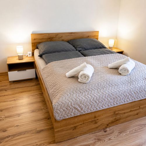 Apartament la etaj cu vedere spre oraș cu 2 camere pentru 3 pers.