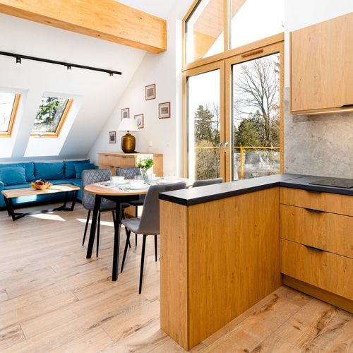 Apartament 4-osobowy z balkonem z widokiem na las z 1 pomieszczeniem sypialnianym