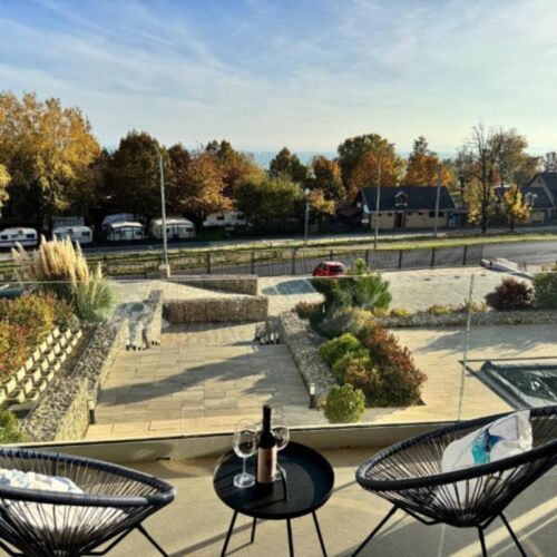 Apartament cu balcon cu vedere spre lac cu 2 camere pentru 4 pers. (se poate solicita pat suplimentar)