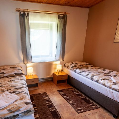 Bungalow la demisol cu vedere spre grădină pentru 2 pers. (se inchirieaza doar integral) (se poate solicita pat suplimentar)