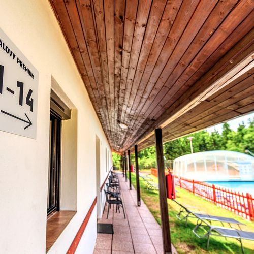 Bungalow la demisol lângă piscină pentru 4 pers. (se inchirieaza doar integral) (se poate solicita pat suplimentar)