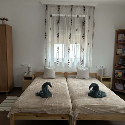 Camera tripla cu aer condiționat with private bathroom